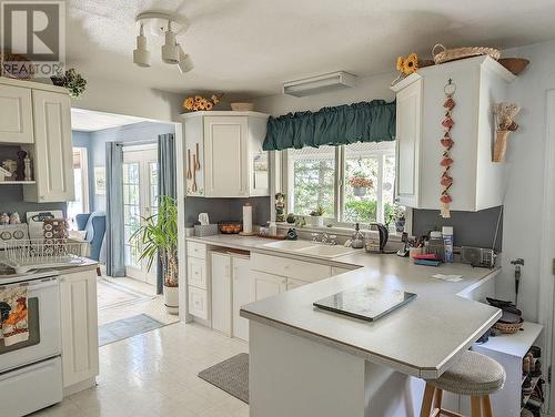 2309 5Th  Avenue, Castlegar, BC - Indoor Photo Showing Kitchen