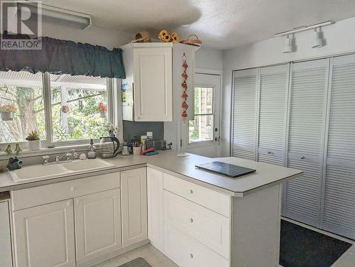 2309 5Th  Avenue, Castlegar, BC - Indoor Photo Showing Kitchen