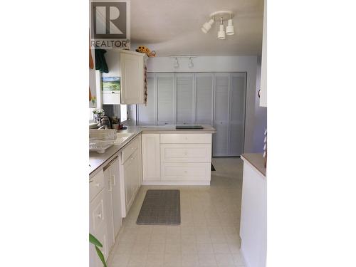 2309 5Th  Avenue, Castlegar, BC - Indoor Photo Showing Kitchen