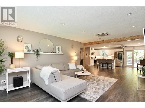 1131 Mountain Highway, North Vancouver, BC - Indoor Photo Showing Living Room