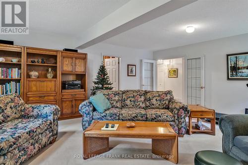 89 Navigators Trail, Kawartha Lakes (Bobcaygeon), ON - Indoor Photo Showing Living Room