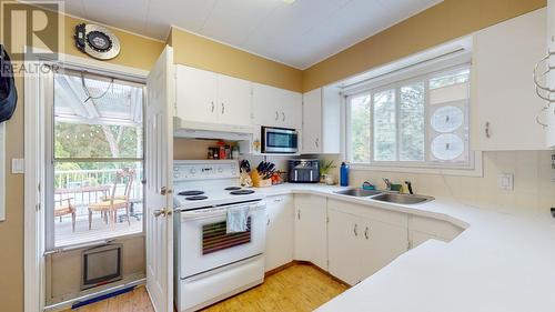 337 20Th  Avenue, Creston, BC - Indoor Photo Showing Kitchen With Double Sink