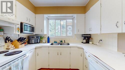 337 20Th  Avenue, Creston, BC - Indoor Photo Showing Kitchen With Double Sink