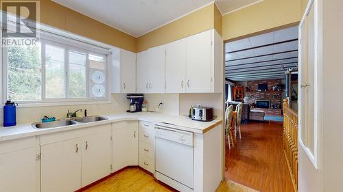 337 20Th  Avenue, Creston, BC - Indoor Photo Showing Kitchen With Double Sink