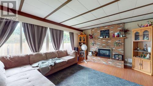 337 20Th  Avenue, Creston, BC - Indoor Photo Showing Living Room With Fireplace