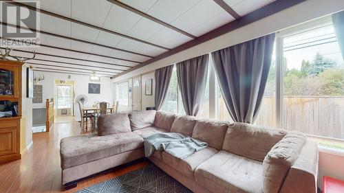 337 20Th  Avenue, Creston, BC - Indoor Photo Showing Living Room