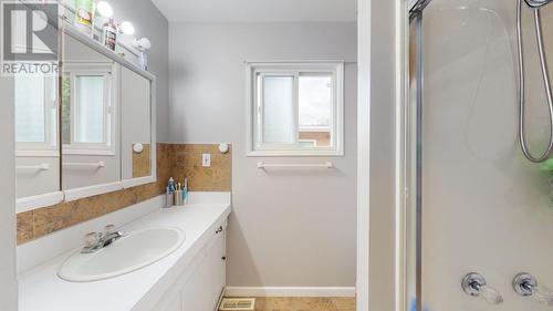 337 20Th  Avenue, Creston, BC - Indoor Photo Showing Bathroom