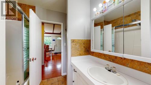 337 20Th  Avenue, Creston, BC - Indoor Photo Showing Bathroom