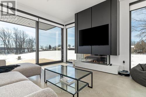 16 Bayswater Road, Quinte West, ON - Indoor Photo Showing Living Room