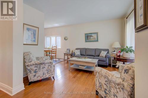 31 George Street, Westport, ON - Indoor Photo Showing Living Room