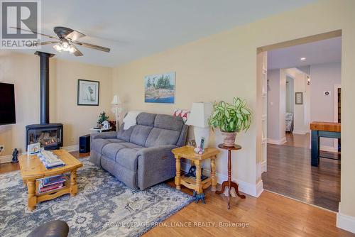 31 George Street, Westport, ON - Indoor Photo Showing Living Room