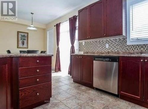 24 Accent Circle, Brampton (Northwest Sandalwood Parkway), ON - Indoor Photo Showing Kitchen