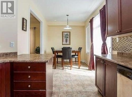 24 Accent Circle, Brampton (Northwest Sandalwood Parkway), ON - Indoor Photo Showing Kitchen