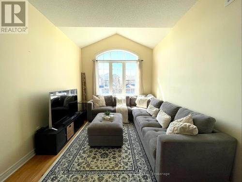 24 Accent Circle, Brampton (Northwest Sandalwood Parkway), ON - Indoor Photo Showing Living Room