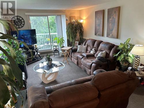 1410 Penticton Avenue Unit# 313, Penticton, BC - Indoor Photo Showing Living Room