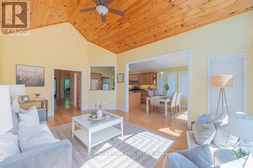 62 Fire Route 94, Galway-Cavendish And Harvey, ON - Indoor Photo Showing Living Room