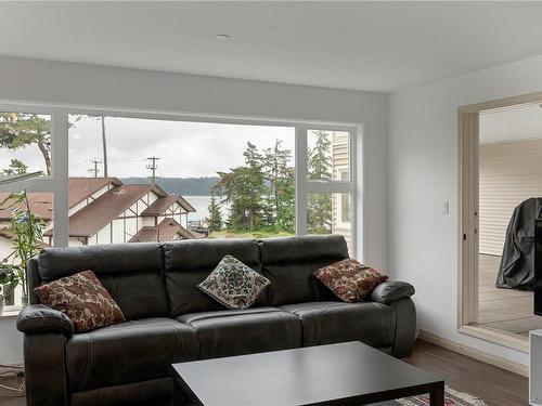 214-350 Island Hwy South, Campbell River, BC - Indoor Photo Showing Living Room