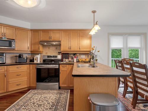 214-350 Island Hwy South, Campbell River, BC - Indoor Photo Showing Kitchen With Double Sink