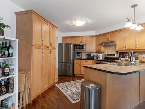 214-350 Island Hwy South, Campbell River, BC - Indoor Photo Showing Kitchen With Double Sink