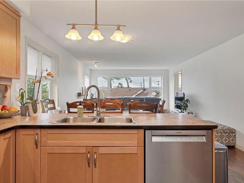 214-350 Island Hwy South, Campbell River, BC - Indoor Photo Showing Kitchen With Double Sink