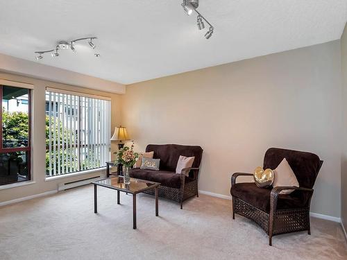 307-520 Dunedin St, Victoria, BC - Indoor Photo Showing Living Room