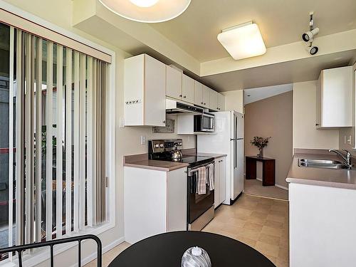 307-520 Dunedin St, Victoria, BC - Indoor Photo Showing Kitchen With Double Sink