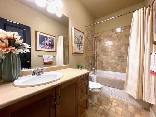 2210 Burgess Ave, Merritt, BC - Indoor Photo Showing Bathroom