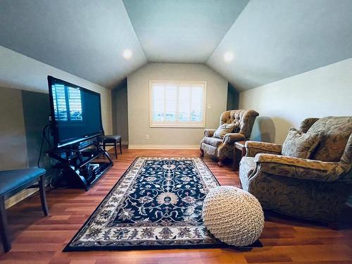 2210 Burgess Ave, Merritt, BC - Indoor Photo Showing Living Room