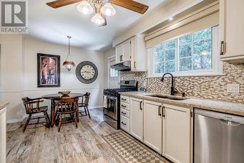 3389 Rockwood Drive, Burlington, ON - Indoor Photo Showing Kitchen With Upgraded Kitchen