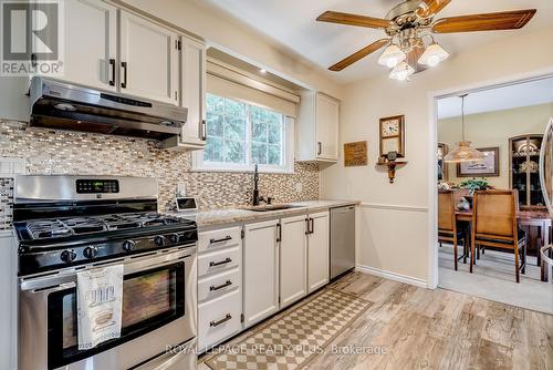 3389 Rockwood Drive, Burlington, ON - Indoor Photo Showing Kitchen With Upgraded Kitchen