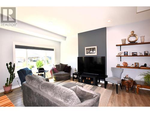 909 9 Avenue, Vernon, BC - Indoor Photo Showing Living Room