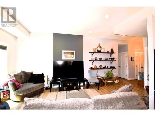 909 9 Avenue, Vernon, BC - Indoor Photo Showing Living Room
