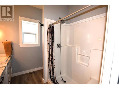 909 9 Avenue, Vernon, BC - Indoor Photo Showing Bathroom