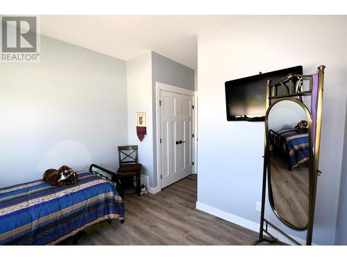 909 9 Avenue, Vernon, BC - Indoor Photo Showing Bedroom