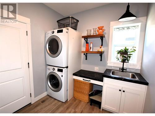 909 9 Avenue, Vernon, BC - Indoor Photo Showing Laundry Room