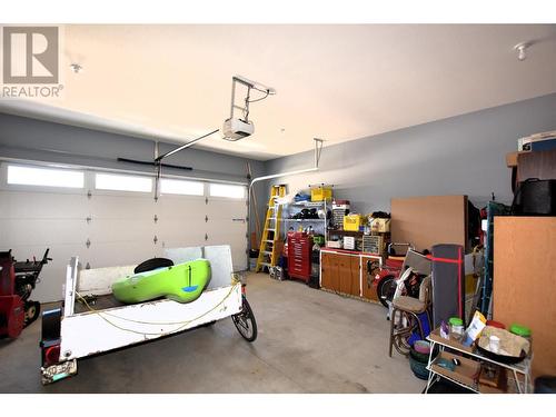 909 9 Avenue, Vernon, BC - Indoor Photo Showing Garage