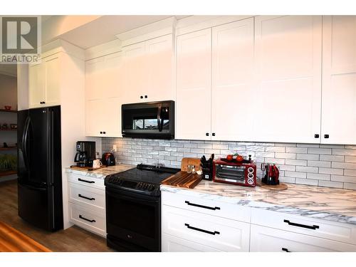 909 9 Avenue, Vernon, BC - Indoor Photo Showing Kitchen