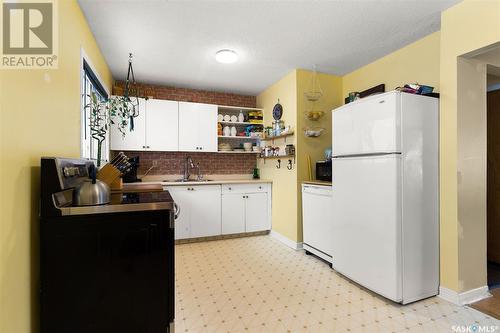 2105 5Th Avenue N, Regina, SK - Indoor Photo Showing Kitchen