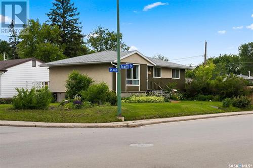 2105 5Th Avenue N, Regina, SK - Outdoor