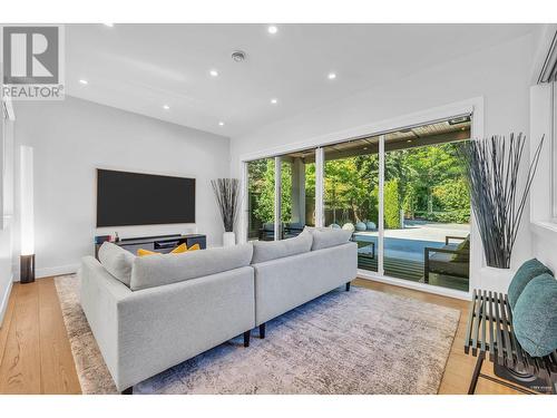 3602 Bluebonnet Road, North Vancouver, BC - Indoor Photo Showing Living Room