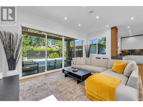 3602 Bluebonnet Road, North Vancouver, BC - Indoor Photo Showing Living Room