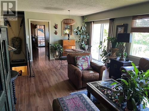 3812 Albrecht Road, Naramata, BC - Indoor Photo Showing Living Room