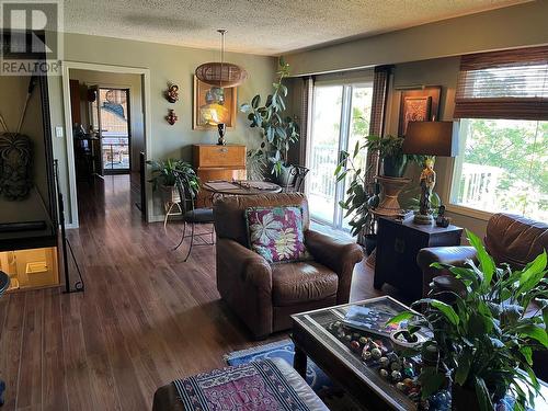 3812 Albrecht Road, Naramata, BC - Indoor Photo Showing Living Room