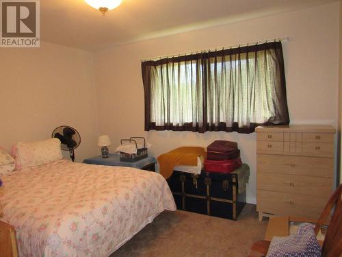 1125 Mountain Street, Robson, BC - Indoor Photo Showing Bedroom