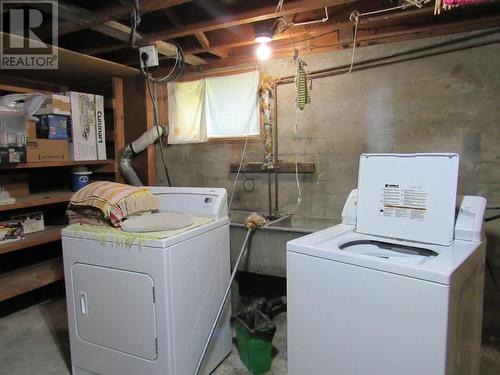 1125 Mountain Street, Robson, BC - Indoor Photo Showing Laundry Room