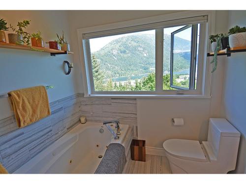 704 Wasson Street, Nelson, BC - Indoor Photo Showing Bathroom