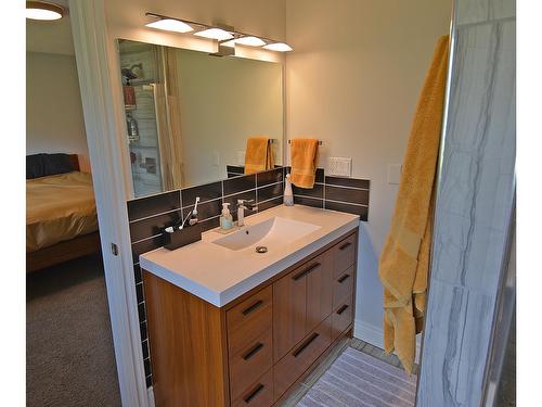 704 Wasson Street, Nelson, BC - Indoor Photo Showing Bathroom