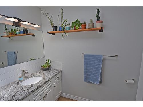 704 Wasson Street, Nelson, BC - Indoor Photo Showing Bathroom