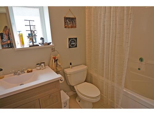 704 Wasson Street, Nelson, BC - Indoor Photo Showing Bathroom