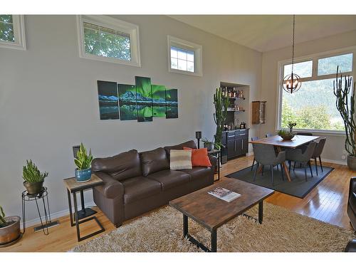 704 Wasson Street, Nelson, BC - Indoor Photo Showing Living Room